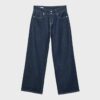 Jeans mit niedriger Leibhöhe und zwei Knöpfen Jeans mit niedriger Leibhöhe und zwei Knöpfen