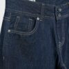 Jeans mit niedriger Leibhöhe und zwei Knöpfen Jeans mit niedriger Leibhöhe und zwei Knöpfen