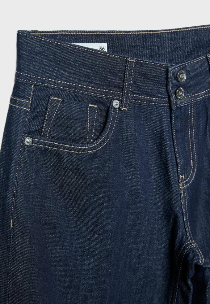 Jeans mit niedriger Leibhöhe und zwei Knöpfen Jeans mit niedriger Leibhöhe und zwei Knöpfen