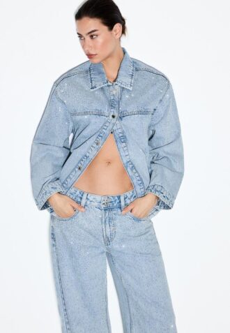 Jeansjacke mit aufgesetzten Taschen und Strasssteinen Jeansjacke mit aufgesetzten Taschen und Strasssteinen