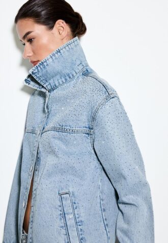 Jeansjacke mit aufgesetzten Taschen und Strasssteinen Jeansjacke mit aufgesetzten Taschen und Strasssteinen