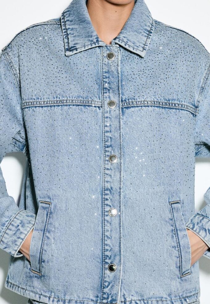 Jeansjacke mit aufgesetzten Taschen und Strasssteinen Jeansjacke mit aufgesetzten Taschen und Strasssteinen