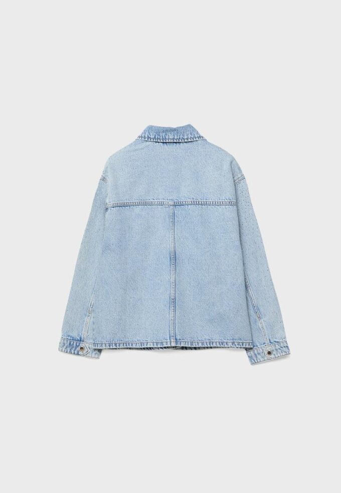Jeansjacke mit aufgesetzten Taschen und Strasssteinen Jeansjacke mit aufgesetzten Taschen und Strasssteinen