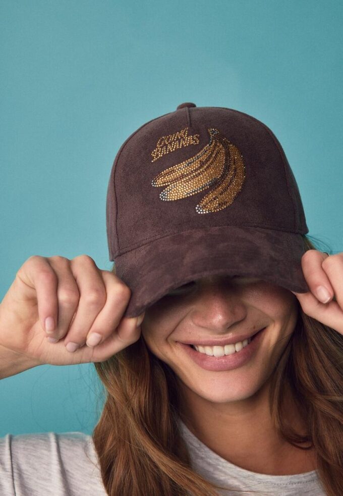 Kappe aus Kunstwildleder mit Slogan