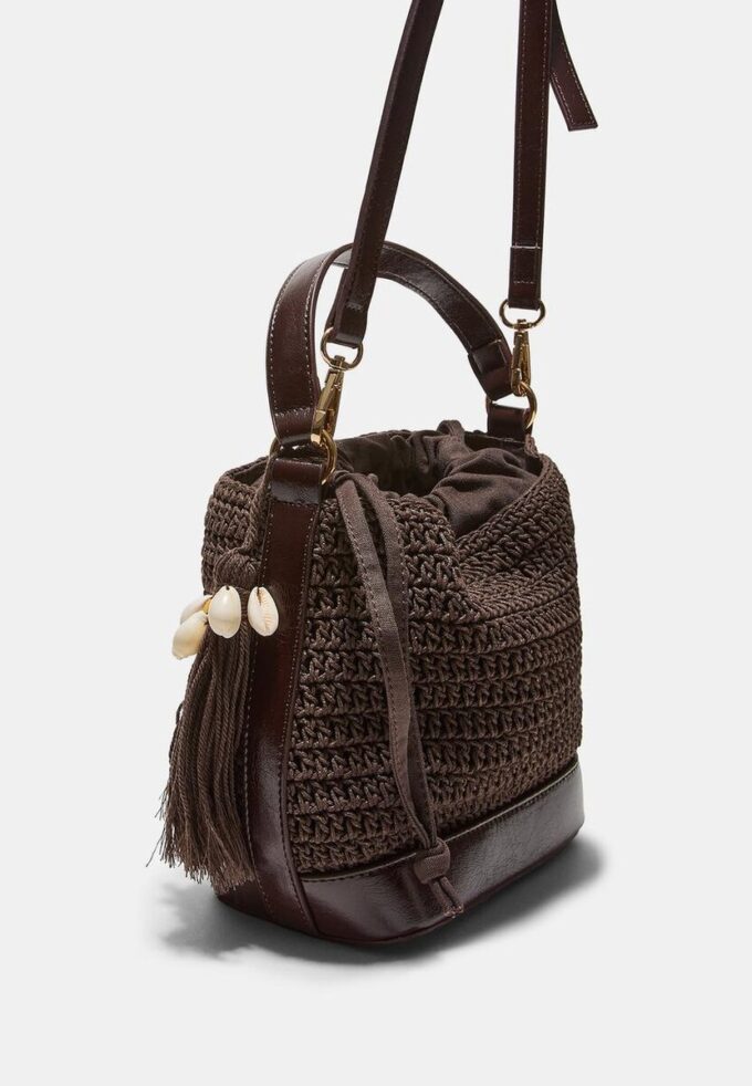 Kombinierte Bucket Bag aus Häkelstoff Kombinierte Bucket Bag aus Häkelstoff