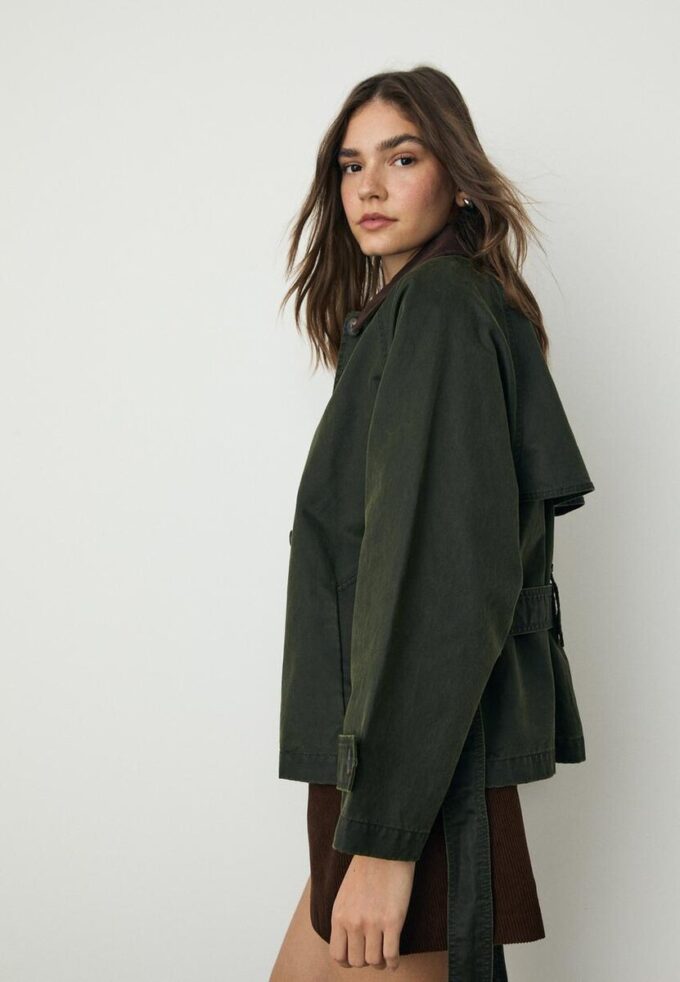 Kurz gewachster Trenchcoat mit Gürtel Kurz gewachster Trenchcoat mit Gürtel