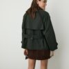 Kurz gewachster Trenchcoat mit Gürtel Kurz gewachster Trenchcoat mit Gürtel