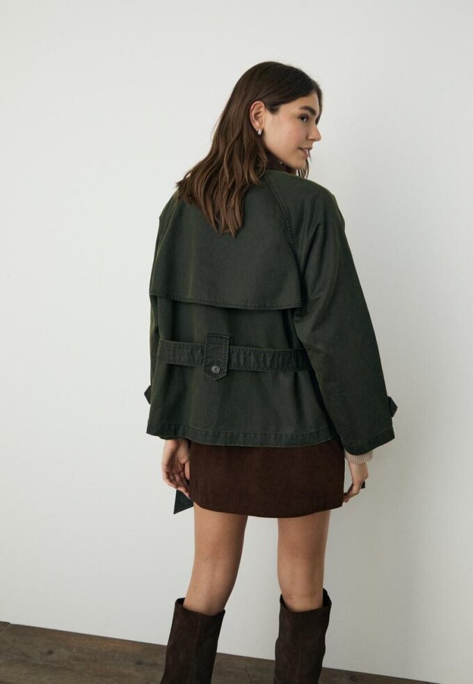 Kurz gewachster Trenchcoat mit Gürtel Kurz gewachster Trenchcoat mit Gürtel