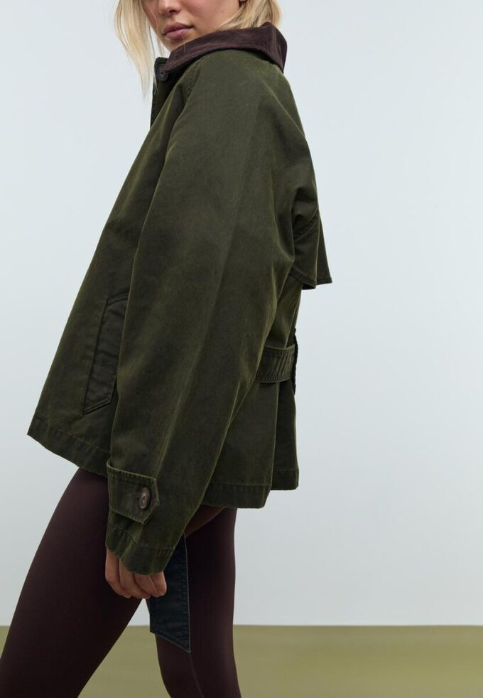 Kurz gewachster Trenchcoat mit Gürtel Kurz gewachster Trenchcoat mit Gürtel
