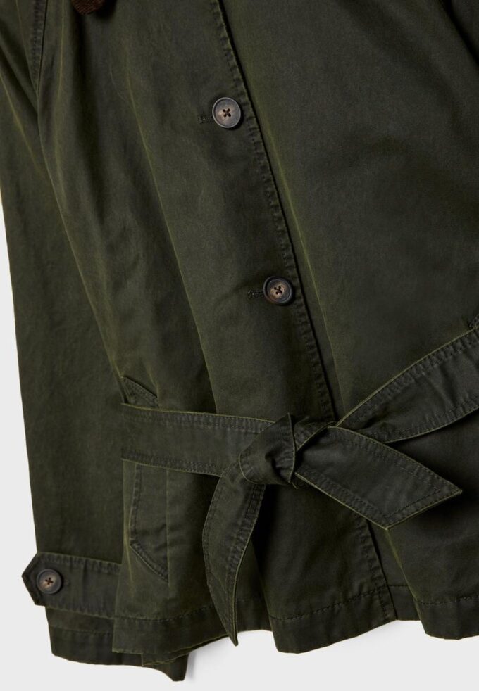 Kurz gewachster Trenchcoat mit Gürtel Kurz gewachster Trenchcoat mit Gürtel