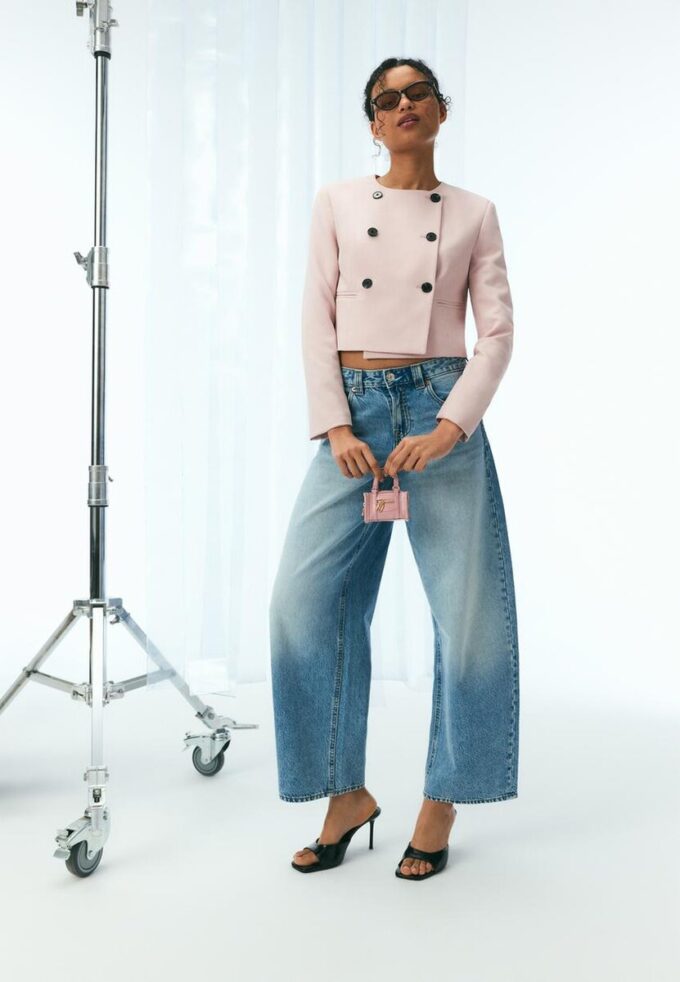 Kurzer Blazer mit Rundhalsausschnitt Kurzer Blazer mit Rundhalsausschnitt