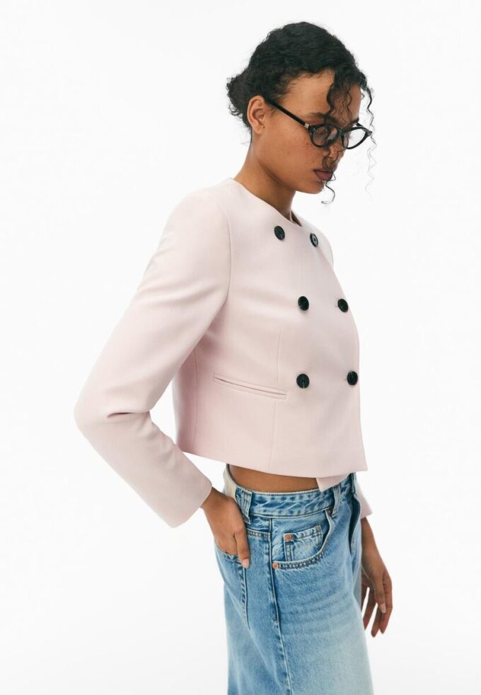 Kurzer Blazer mit Rundhalsausschnitt Kurzer Blazer mit Rundhalsausschnitt