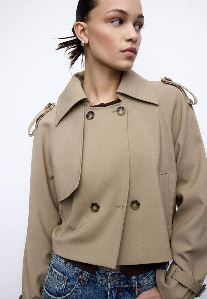 Kurzer, fließender Trenchcoat Kurzer, fließender Trenchcoat
