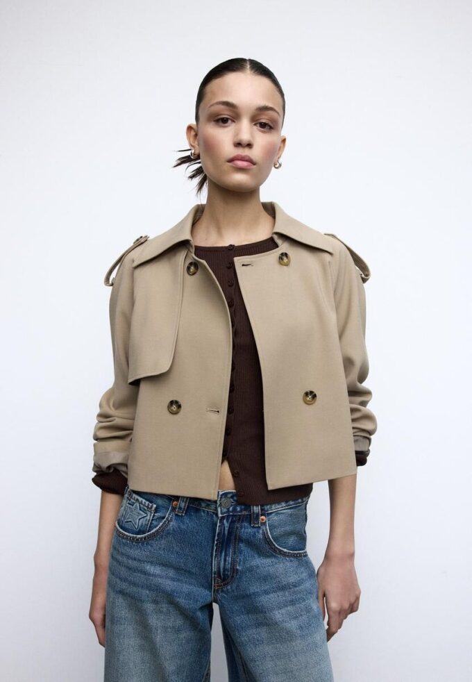Kurzer, fließender Trenchcoat Kurzer, fließender Trenchcoat