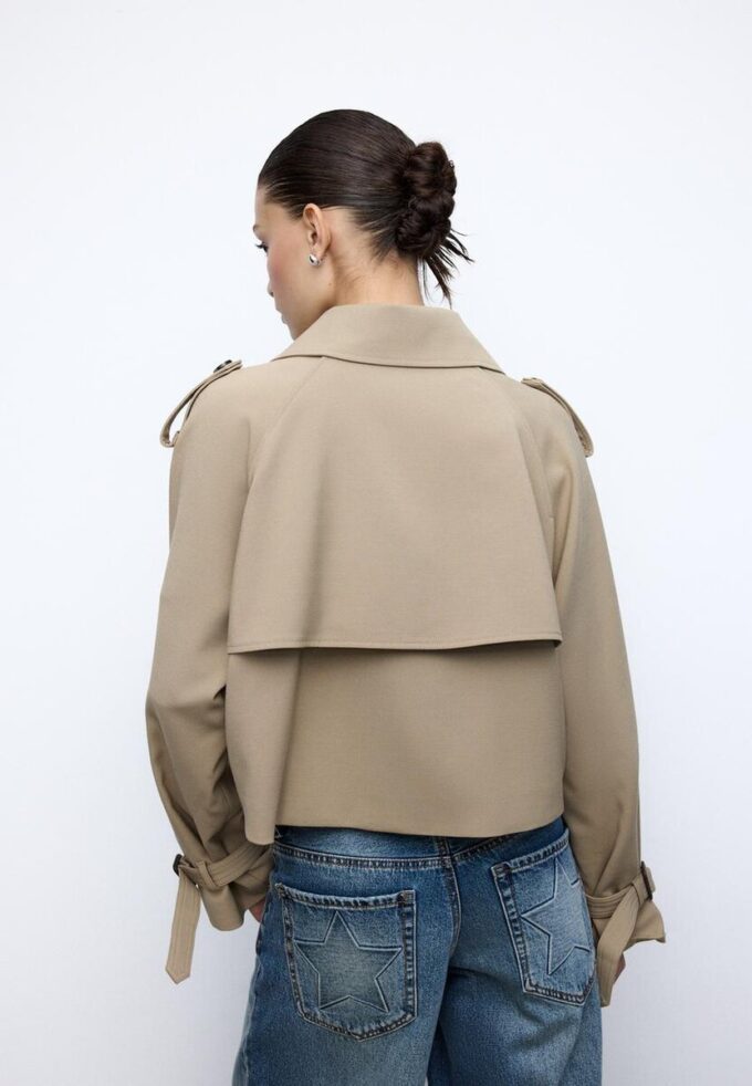 Kurzer, fließender Trenchcoat Kurzer, fließender Trenchcoat