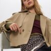 Kurzer, fließender Trenchcoat Kurzer, fließender Trenchcoat