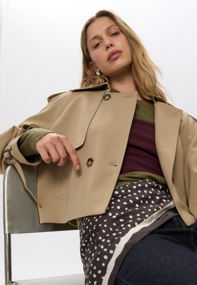 Kurzer, fließender Trenchcoat Kurzer, fließender Trenchcoat