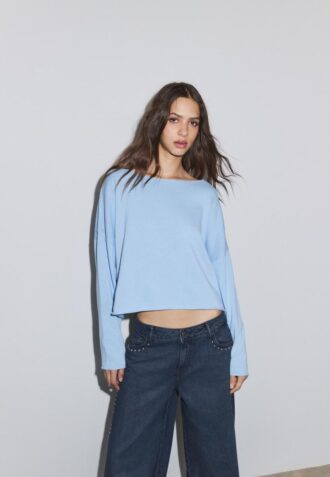 Kurzer Pullover mit U-Boot-Ausschnitt