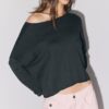 Kurzer Pullover mit U-Boot-Ausschnitt Kurzer Pullover mit U-Boot-Ausschnitt