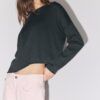 Kurzer Pullover mit U-Boot-Ausschnitt Kurzer Pullover mit U-Boot-Ausschnitt