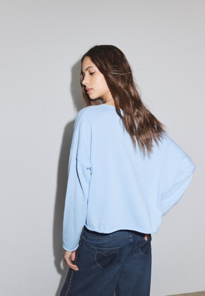 Kurzer Pullover mit U-Boot-Ausschnitt Kurzer Pullover mit U-Boot-Ausschnitt