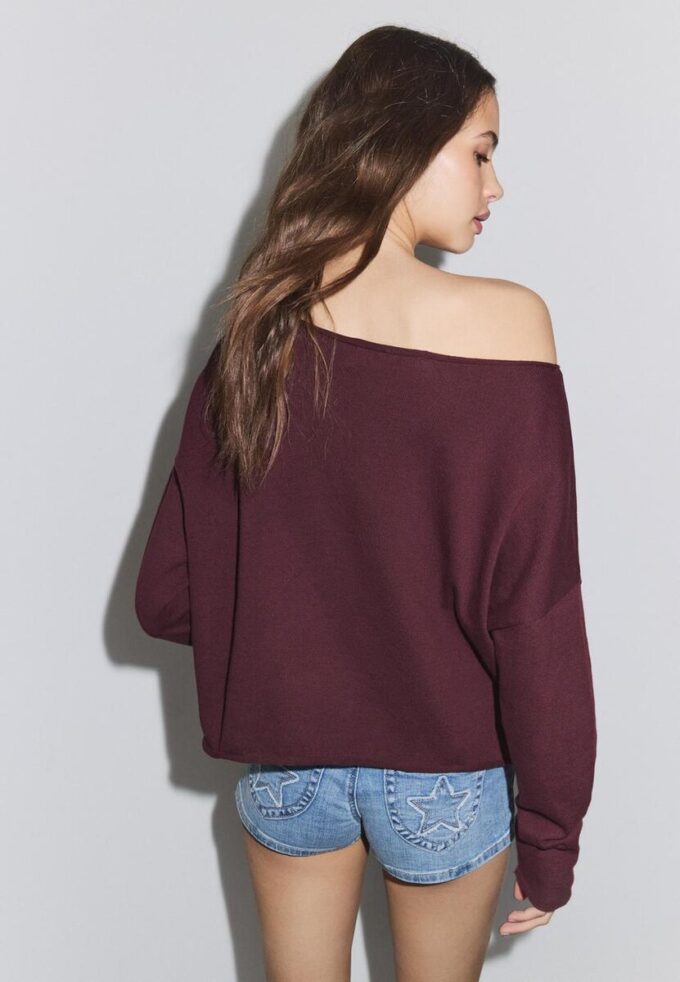 Kurzer Pullover mit U-Boot-Ausschnitt Kurzer Pullover mit U-Boot-Ausschnitt