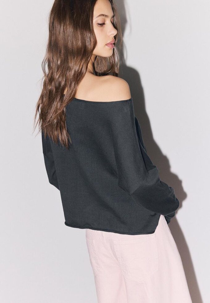 Kurzer Pullover mit U-Boot-Ausschnitt Kurzer Pullover mit U-Boot-Ausschnitt