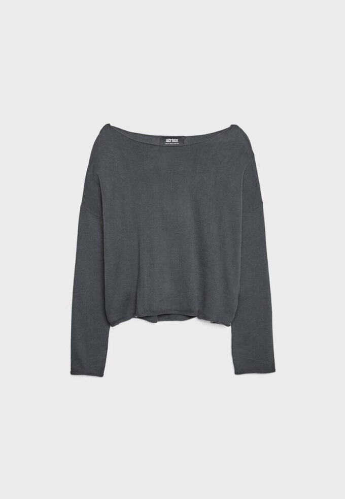 Kurzer Pullover mit U-Boot-Ausschnitt Kurzer Pullover mit U-Boot-Ausschnitt