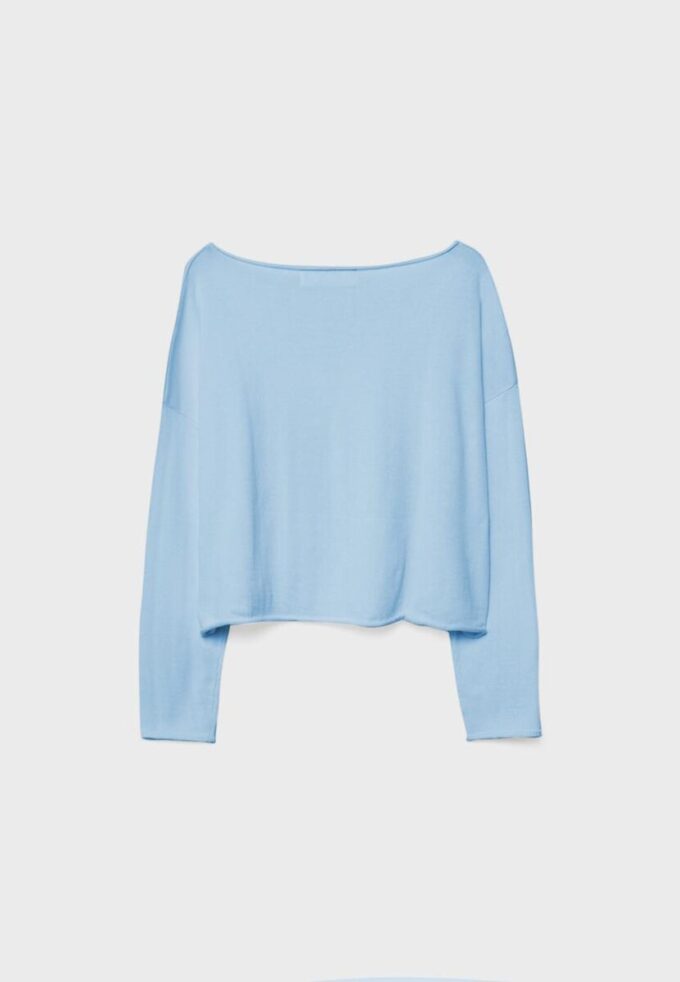 Kurzer Pullover mit U-Boot-Ausschnitt Kurzer Pullover mit U-Boot-Ausschnitt