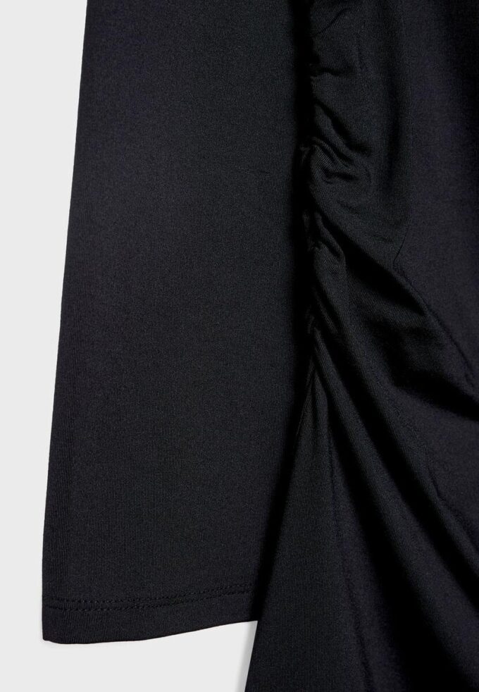 Kurzes asymmetrisches Kleid Kurzes asymmetrisches Kleid