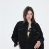 Kurzes Denim-Overshirt mit Nieten Kurzes Denim-Overshirt mit Nieten