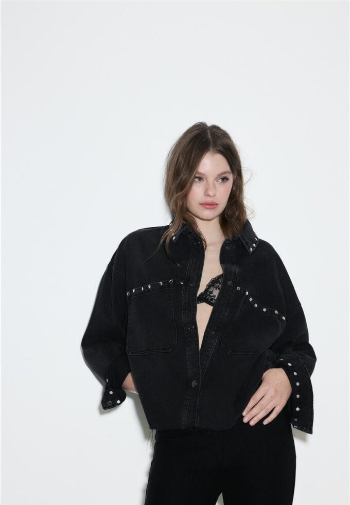 Kurzes Denim-Overshirt mit Nieten Kurzes Denim-Overshirt mit Nieten