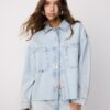 Kurzes Denim-Overshirt mit Nieten Kurzes Denim-Overshirt mit Nieten