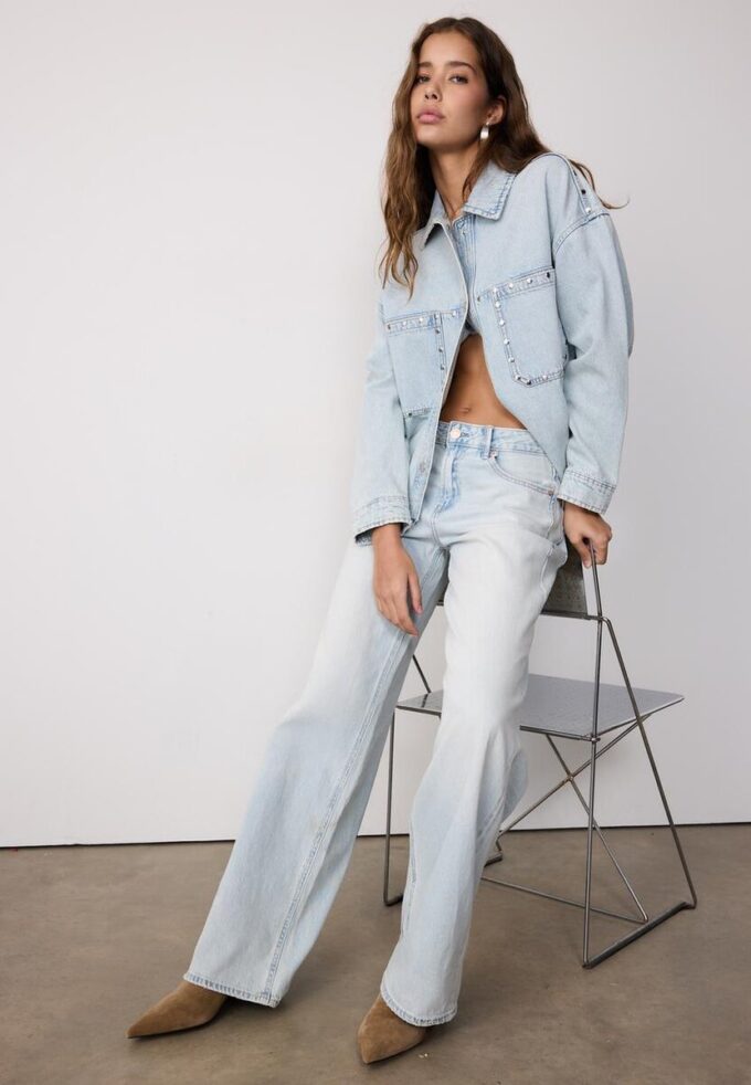 Kurzes Denim-Overshirt mit Nieten Kurzes Denim-Overshirt mit Nieten