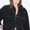 Kurzes Denim-Overshirt mit Nieten Kurzes Denim-Overshirt mit Nieten