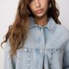 Kurzes Denim-Overshirt mit Nieten Kurzes Denim-Overshirt mit Nieten