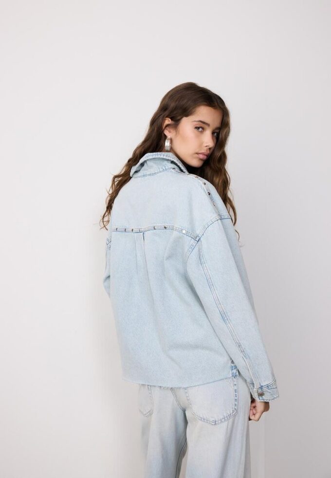 Kurzes Denim-Overshirt mit Nieten Kurzes Denim-Overshirt mit Nieten