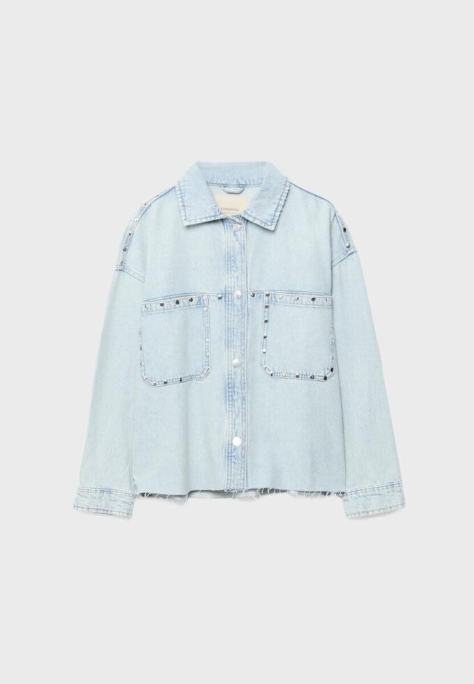 Kurzes Denim-Overshirt mit Nieten Kurzes Denim-Overshirt mit Nieten