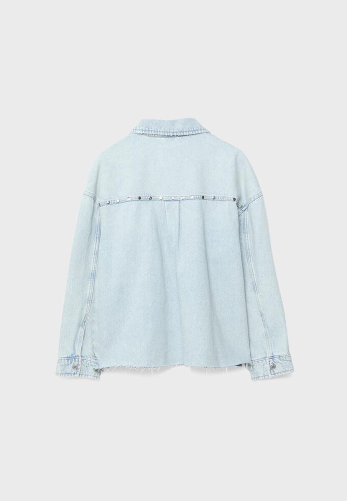 Kurzes Denim-Overshirt mit Nieten Kurzes Denim-Overshirt mit Nieten
