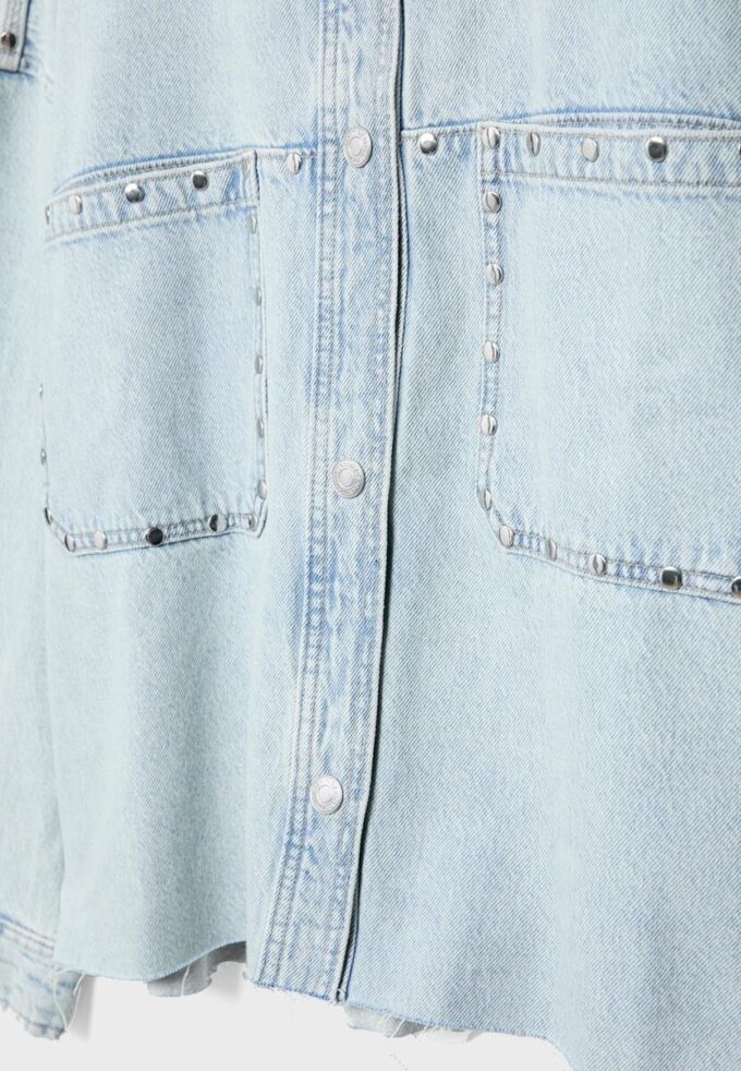 Kurzes Denim-Overshirt mit Nieten Kurzes Denim-Overshirt mit Nieten