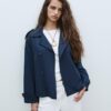 Kurzes, fließendes Trenchcoat mit Gürtel Kurzes, fließendes Trenchcoat mit Gürtel
