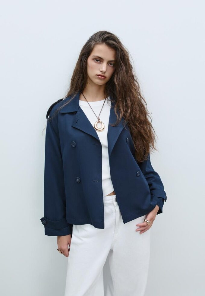 Kurzes, fließendes Trenchcoat mit Gürtel Kurzes, fließendes Trenchcoat mit Gürtel