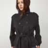 Kurzes, fließendes Trenchcoat mit Gürtel Kurzes, fließendes Trenchcoat mit Gürtel