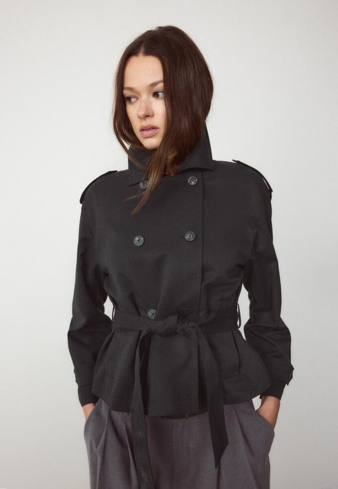 Kurzes, fließendes Trenchcoat mit Gürtel Kurzes, fließendes Trenchcoat mit Gürtel