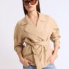 Kurzes, fließendes Trenchcoat mit Gürtel Kurzes, fließendes Trenchcoat mit Gürtel