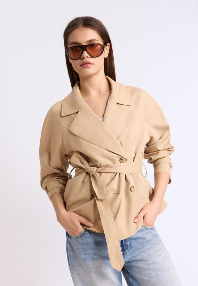Kurzes, fließendes Trenchcoat mit Gürtel Kurzes, fließendes Trenchcoat mit Gürtel