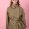 Kurzes, fließendes Trenchcoat mit Gürtel Kurzes, fließendes Trenchcoat mit Gürtel