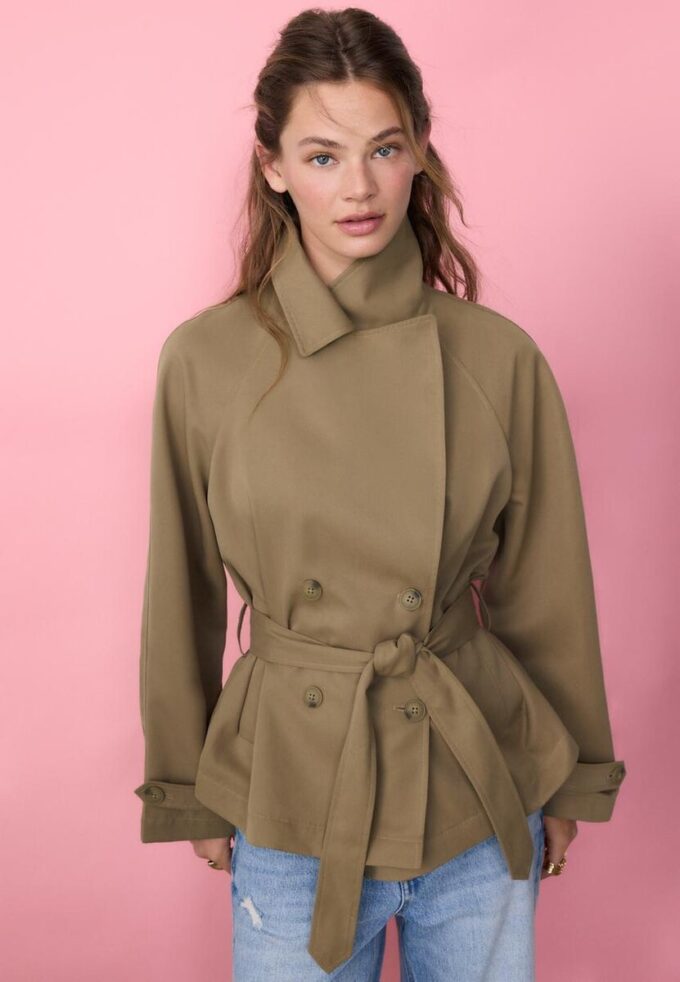 Kurzes, fließendes Trenchcoat mit Gürtel Kurzes, fließendes Trenchcoat mit Gürtel
