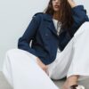 Kurzes, fließendes Trenchcoat mit Gürtel Kurzes, fließendes Trenchcoat mit Gürtel
