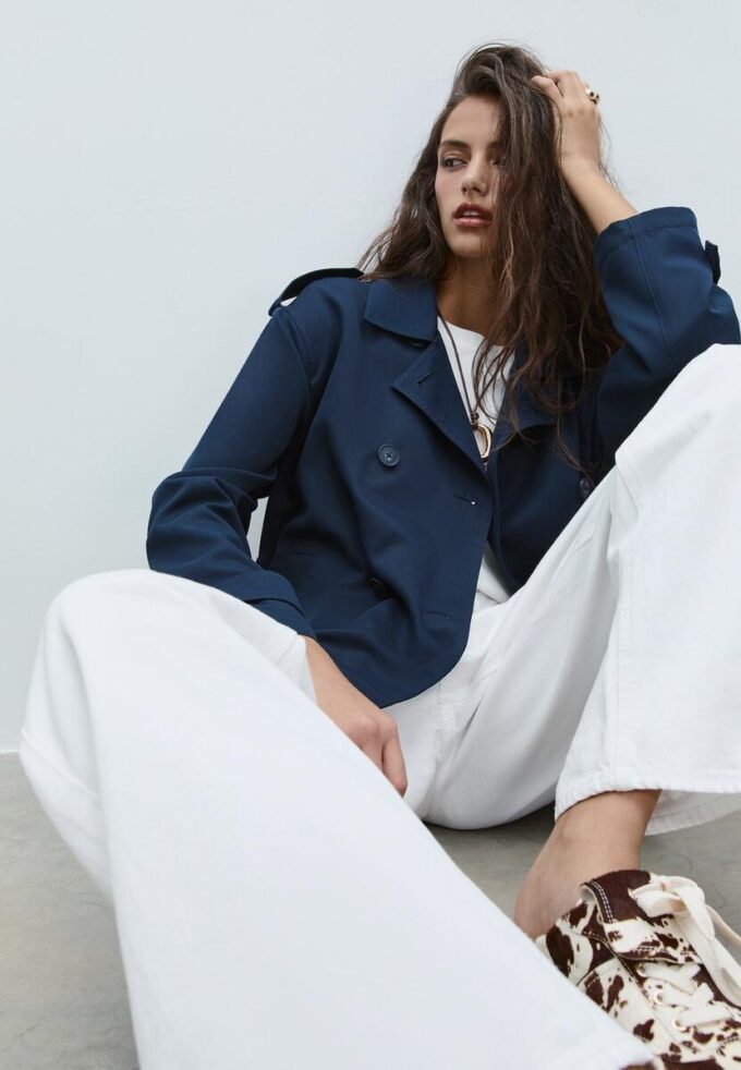 Kurzes, fließendes Trenchcoat mit Gürtel Kurzes, fließendes Trenchcoat mit Gürtel